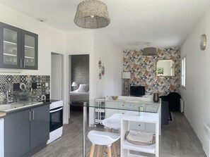 Een koelkast, een microgolfoven, een oven, een kookplaat