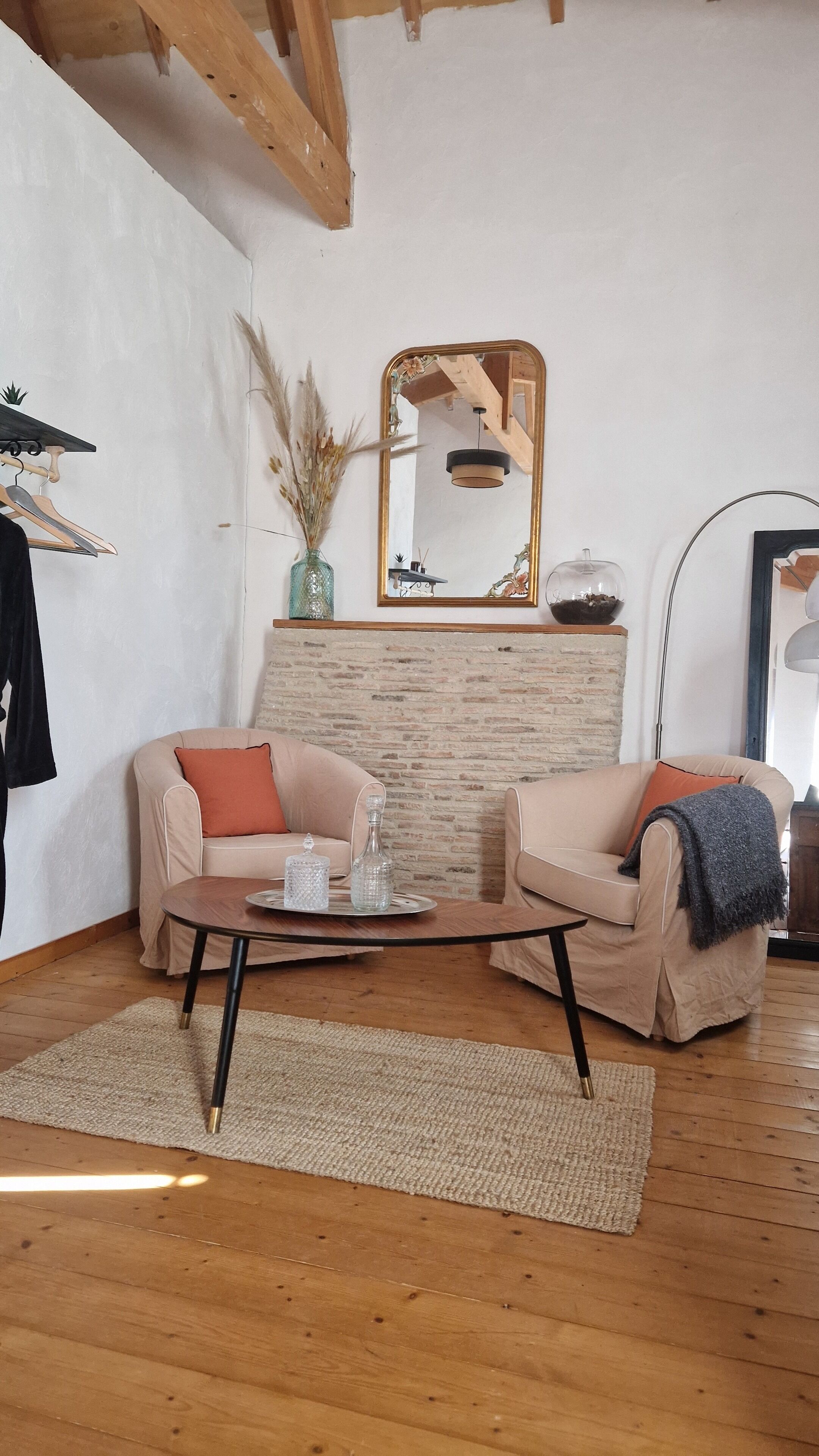 Ein gemütliches Wohnzimmer mit zwei Sofas, einem Couchtisch und einem Kamin.