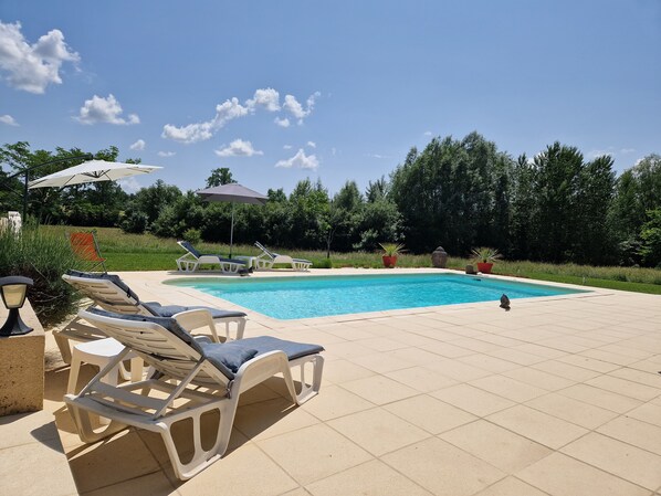 季節性室外泳池;泳池傘、躺椅