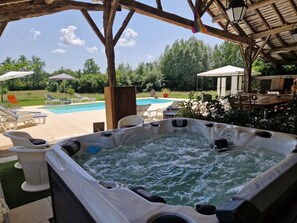 Outdoor spa tub