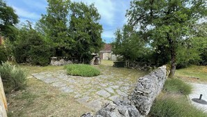 A stone wall, a grassy area, and trees. - La Bergerie, oasis of calm for visiting the LOT and the Dordogne (Montgesty)