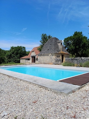 Outdoor pool - La Bergerie, oasis of calm for visiting the LOT and the Dordogne (Montgesty)