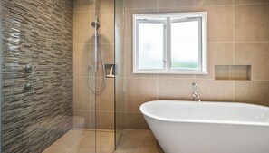 Bathtub, hair dryer - Remarkable Red Beach - Red Beach Holiday Home (Red Beach)