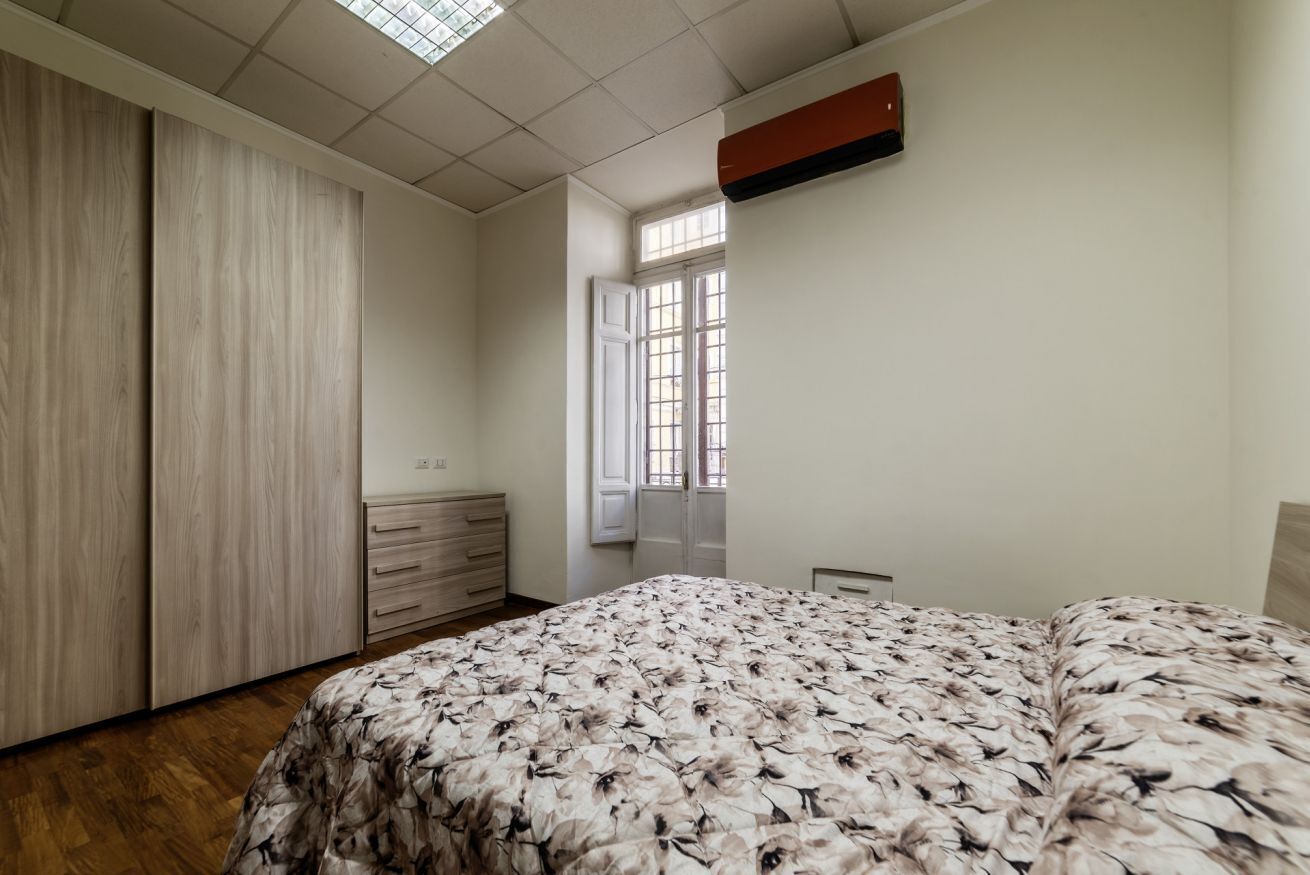 2 bedrooms, iron/ironing board, internet, bed sheets