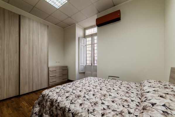 2 bedrooms, iron/ironing board, internet, bed sheets