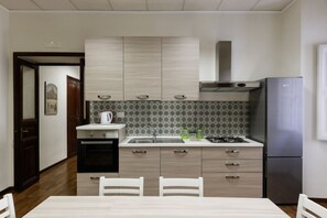 Un four, surface de cuisson, lave-vaisselle, grille-pain