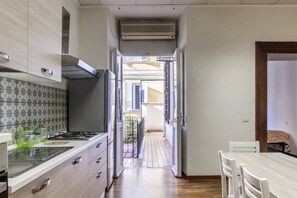 Oven, stovetop, dishwasher, toaster - Borgognoni Residence - Apt 2 with Terrace (Roma)