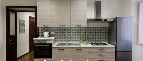 Een oven, een kookplaat, een vaatwasser