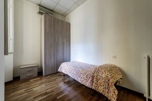 2 bedrooms, iron/ironing board, Internet, bed sheets