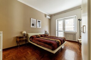 2 bedrooms, iron/ironing board, Internet, bed sheets - GuestHost - Elegant and comfortable 140sqm apartment that can accommodate up to 6 people. Located on the 2rd floor, with a lift (not suitable for disabled), of a building located few steps away from Cipro Metro Stop, the property is 12 minutes walk away  (Roma)