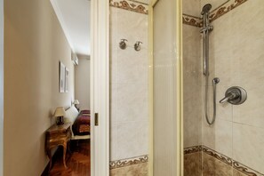 Duschwanne, Haartrockner, Bidet, Handtücher