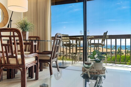 Convenient to downtown Kihei, across famous Charley Young Beach, 3 pool, tennis courts (MV3407)