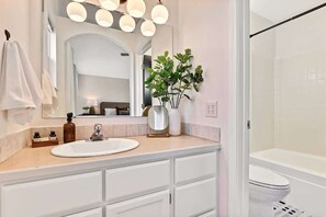 Combined shower/tub, hair dryer, towels - Stylish 3BR/2BA Home near Park - Perfect for Famil (Boise)