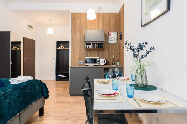Tabla de planchar con plancha, wifi y ropa de cama 