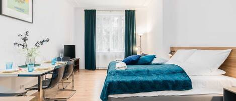 Een strijkplank/strijkijzer, wifi, beddengoed