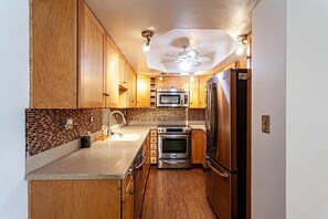Fridge, microwave, oven, stovetop - 2 king/bdrms, w/2bath condo @ Cocoa Beach 
FREE PREVIEWs with +6/12 month lease (Cocoa Beach)