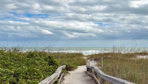 On the beach - 2 king/bdrms, w/2bath condo @ Cocoa Beach 
FREE PREVIEWs with +6/12 month lease (Cocoa Beach)