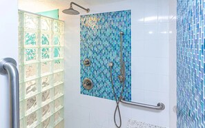 Douche, serviettes fournies, savon, shampooing