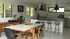 Unclassified image, 4 of 25, button - Gorgeous Large Home, 5 Mins To Beach, Sunset Views (noosa)