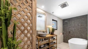 Hair dryer, towels, soap, toilet paper - Gorgeous Large Home, 5 Mins To Beach, Sunset Views (noosa)