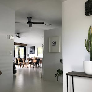 Interior - Gorgeous Large Home, 5 Mins To Beach, Sunset Views (noosa)
