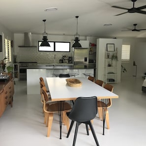 Dining - Gorgeous Large Home, 5 Mins To Beach, Sunset Views (noosa)