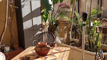 Apartment, 2 Schlafzimmer, Raucher, Balkon | Speisen im Freien