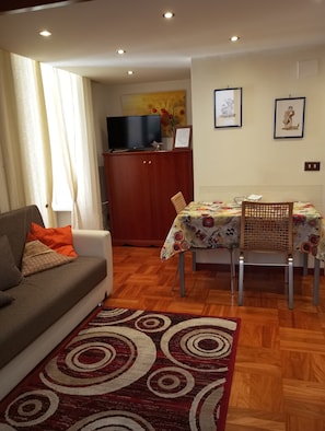 Departamento, 2 habitaciones, para fumadores, balcón | Área de sala de estar