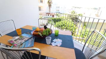 House, 1 Bedroom, Balcony, City View | Outdoor dining