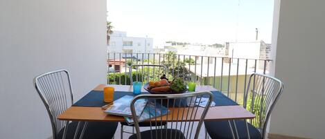 Casa, 1 camera da letto, balcone, vista città | Ristorazione all'aperto