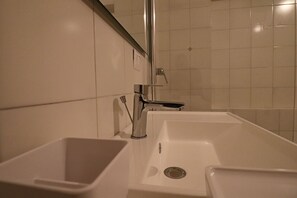 Casa, 2 habitaciones, vista a la ciudad | Baño