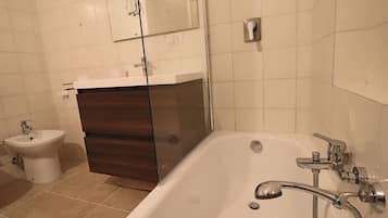 Casa, 2 quartos, vista para a cidade | Banheiro