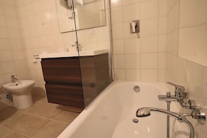 Talo, 2 makuuhuonetta, kaupunkinäköala | Kylpyhuone