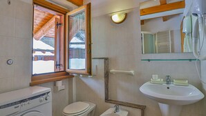 A compact bathroom with a washing machine, toilet, bidet, and a sink. - Apartment La Gran Becca - ID 3946 (Antey-Saint-Andre)