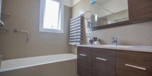 Dusche, Haartrockner, Handtücher, Toilettenpapier