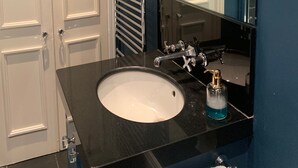 Apartment, 1 Bedroom | Bathroom amenities
