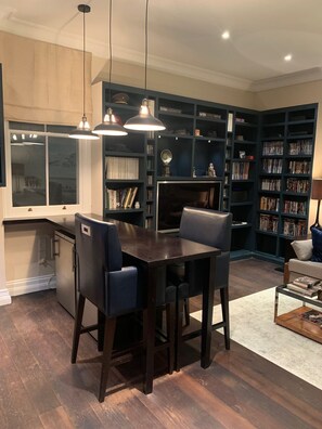 Apartment, 1 Bedroom | Living area