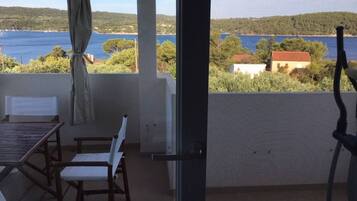 Apartment, 2 Bedrooms, Smoking, Balcony | Interior