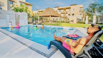 Una piscina al aire libre