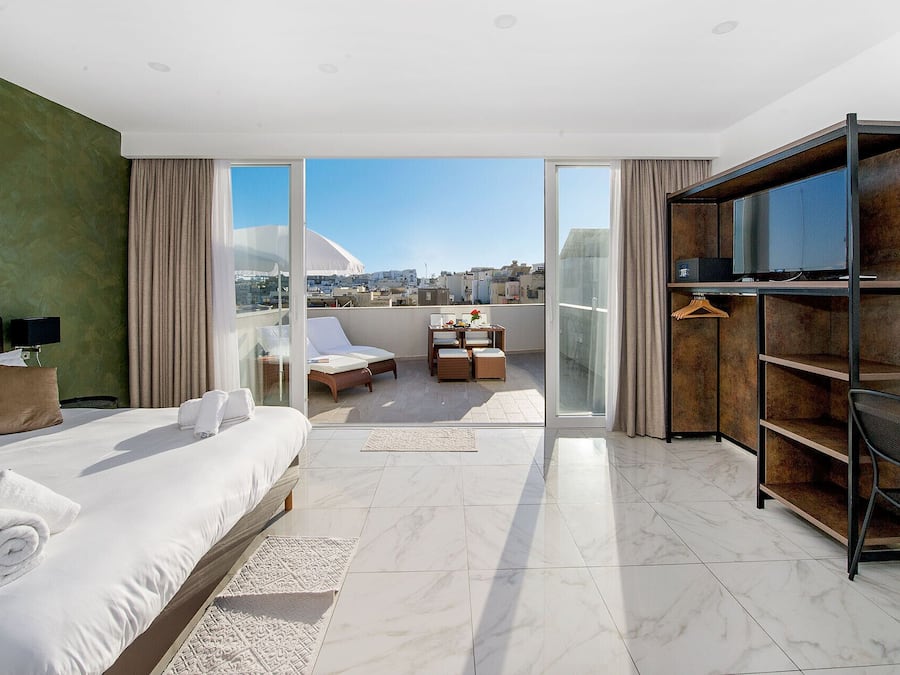 Elite Studio Suite | Premium bedding, down duvets, memory-foam beds, in-room safe