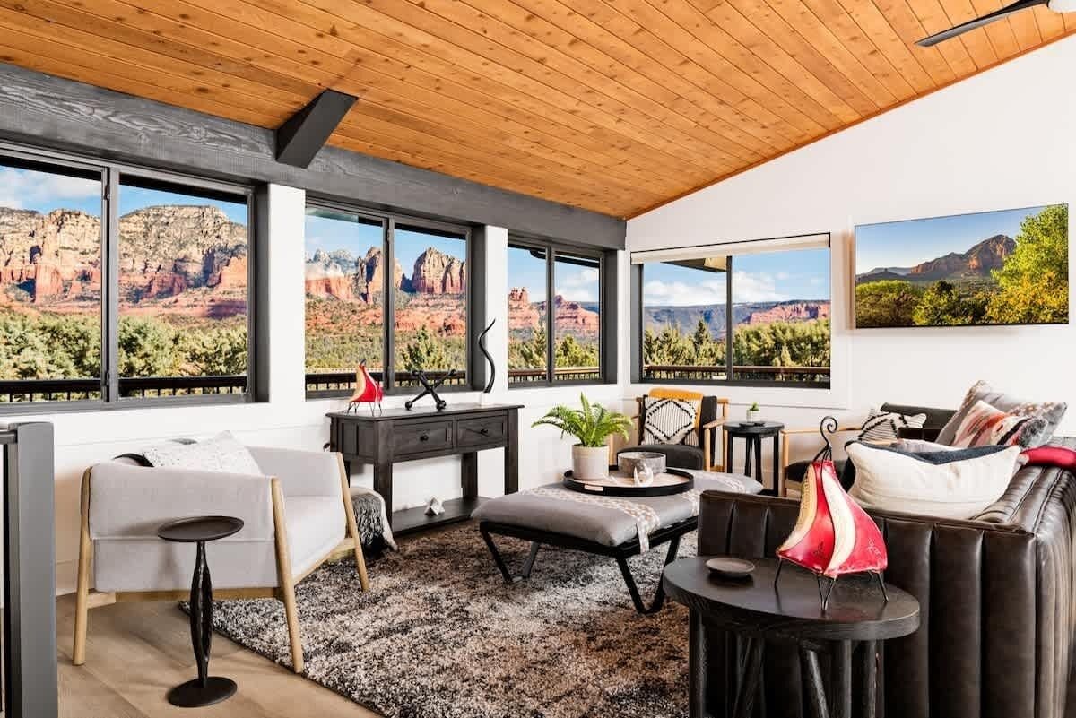 Smart TV, chimenea, videojuegos y tenis de mesa 
