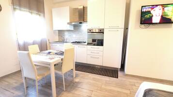 House, 1 Bedroom, City View | Dining