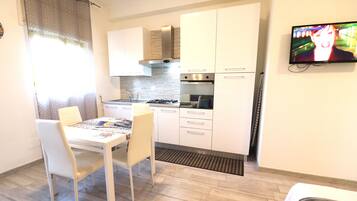 House, 1 Bedroom, City View | Private kitchen