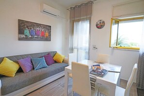 Casa, 1 habitación, vista a la ciudad | Área de sala de estar