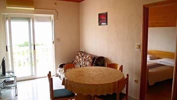 Apartment, 3 Bedrooms, Smoking, Balcony | Dining