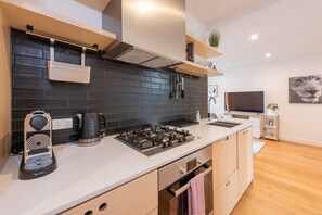 Basic Apartment, 1 Queen Bed | Private kitchen - Modern 1 Bedroom Apartment in Brunswick East Near CBD (Brunswick East)