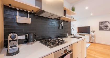 Modern 1 Bedroom Apartment in Brunswick East Near CBD