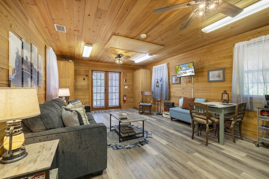 Cedar Hill Depot: Historic Charmer 3 Blocks From The Gulf - Cedar Key, FL