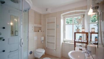 基本雙人房, 1 張加大雙人床 | 浴室 | 淋浴設備、水力按摩花灑、風筒、提供毛巾