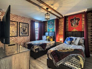 8 bedrooms, iron/ironing board, travel cot, free WiFi - 8BR • Arcade & Game Room • 2 Theaters • Pool & Spa (Davenport)